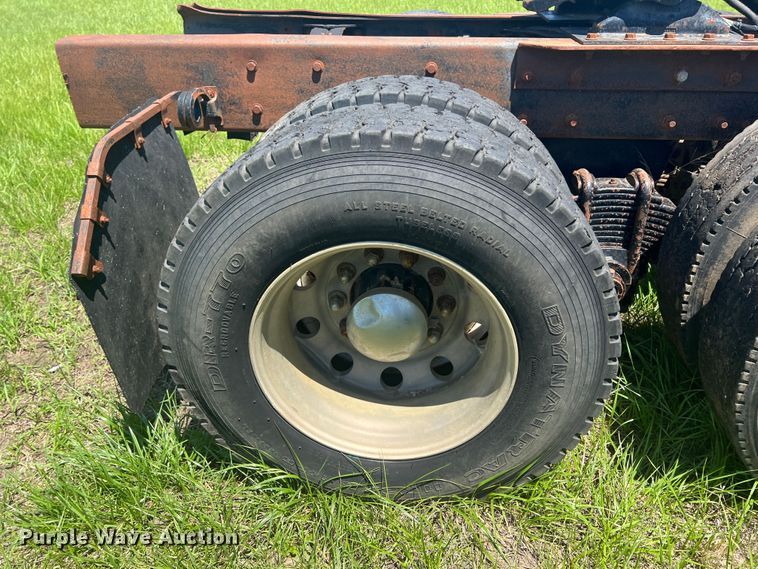 image for item HL9021 2002 Mack CH612  semi truck