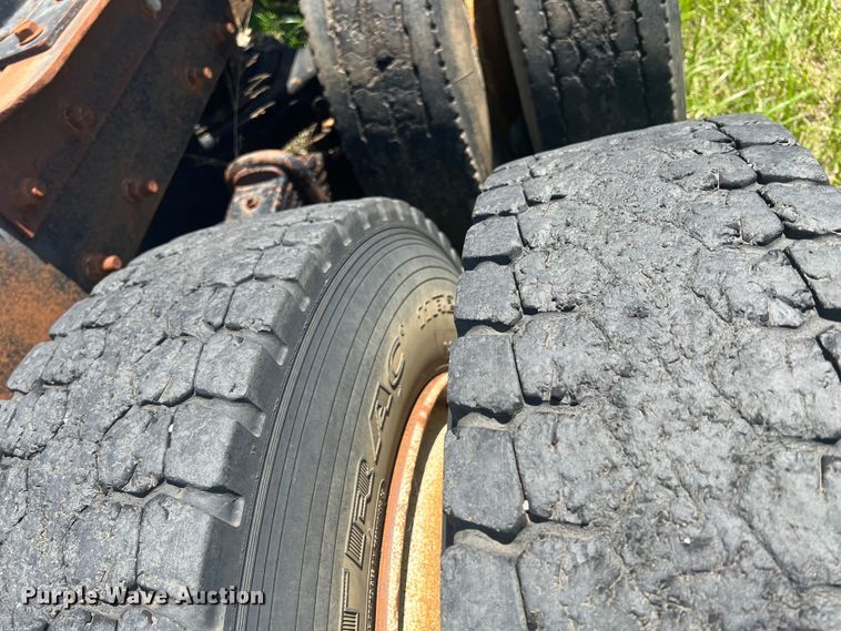 image for item HL9021 2002 Mack CH612  semi truck