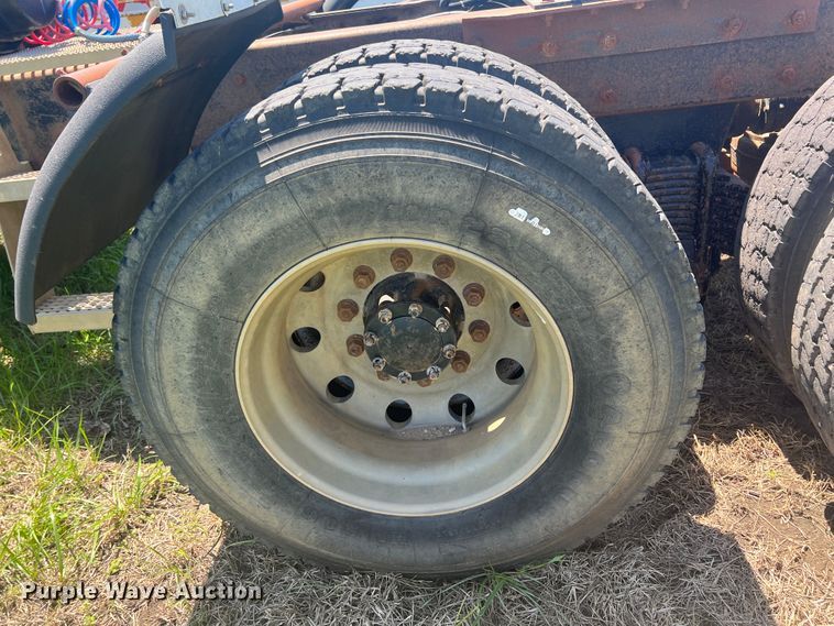 image for item HL9021 2002 Mack CH612  semi truck