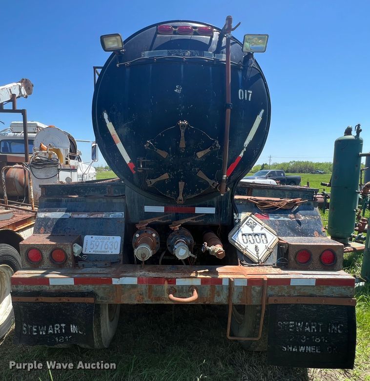 image for item HL9023 1992 Herring Fabrication 130V  vacuum trailer