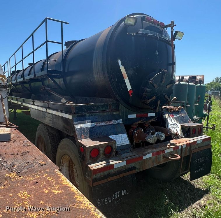 image for item HL9023 1992 Herring Fabrication 130V  vacuum trailer