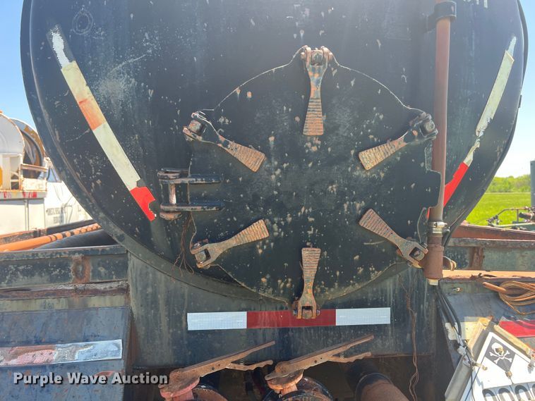 image for item HL9023 1992 Herring Fabrication 130V  vacuum trailer