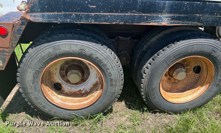 image for item HL9023 1992 Herring Fabrication 130V  vacuum trailer