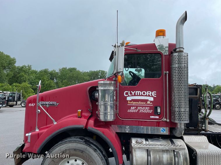 image for item JC9878 2006 Kenworth T800  semi truck