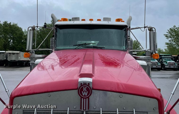 image for item JC9878 2006 Kenworth T800  semi truck