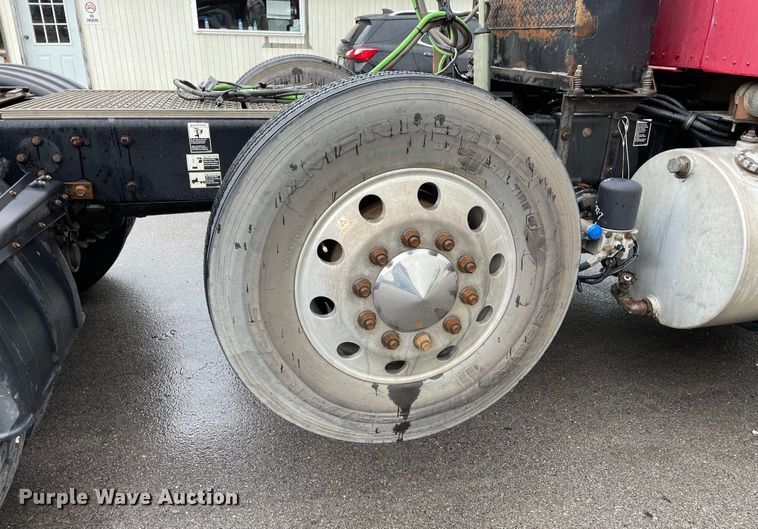 image for item JC9878 2006 Kenworth T800  semi truck