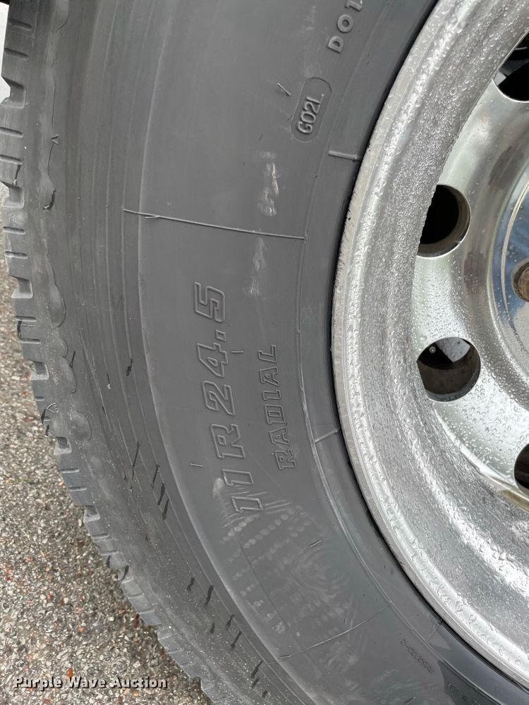 image for item JC9878 2006 Kenworth T800  semi truck