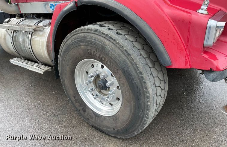 image for item JC9878 2006 Kenworth T800  semi truck