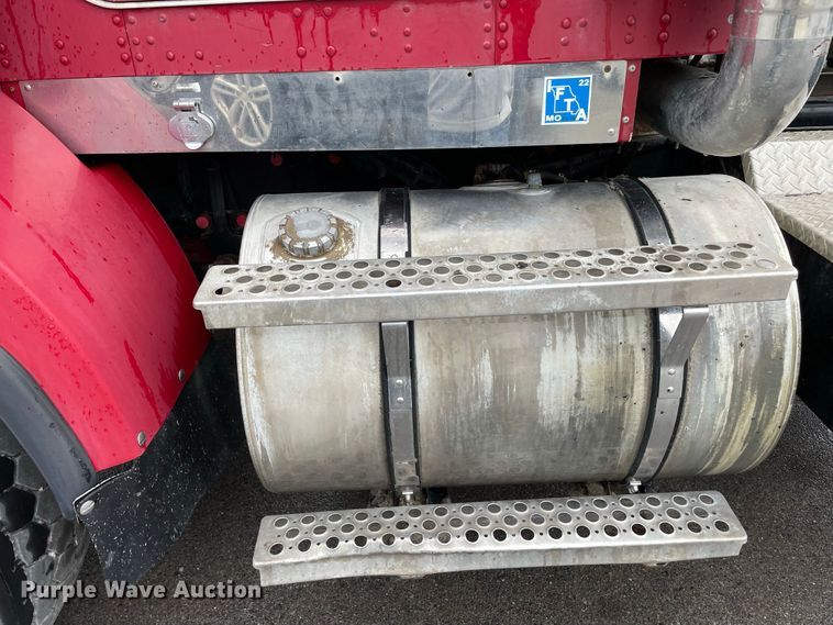 image for item JC9878 2006 Kenworth T800  semi truck