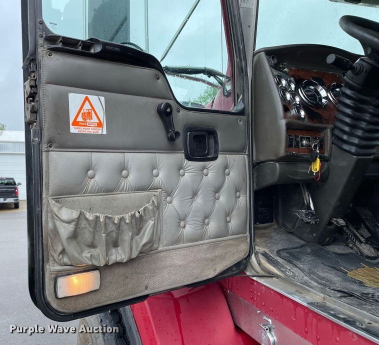 image for item JC9878 2006 Kenworth T800  semi truck