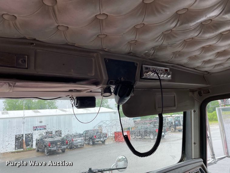 image for item JC9878 2006 Kenworth T800  semi truck