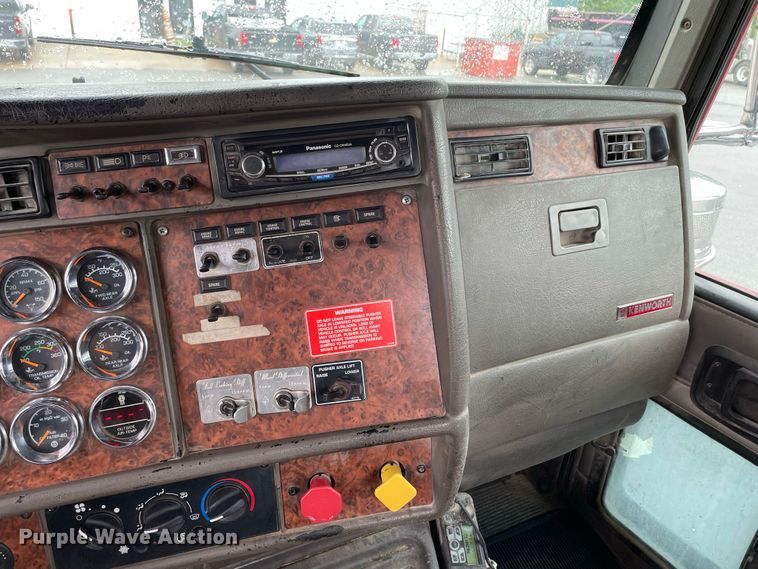 image for item JC9878 2006 Kenworth T800  semi truck