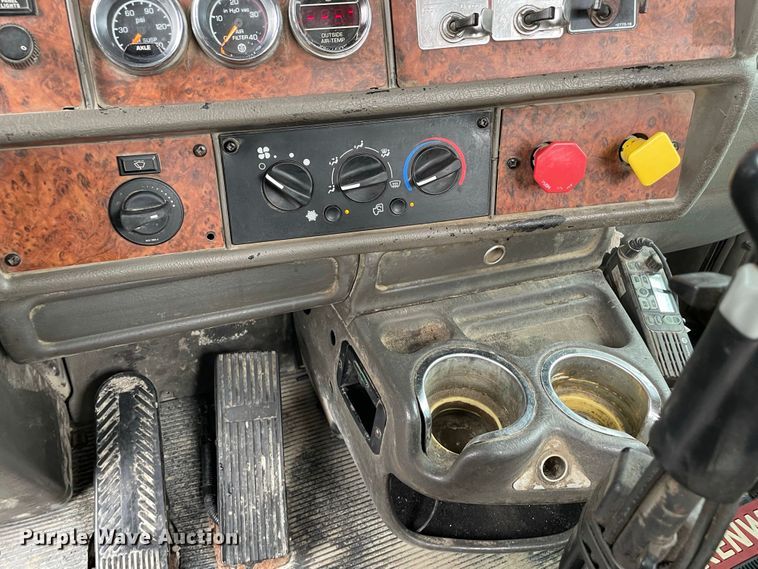 image for item JC9878 2006 Kenworth T800  semi truck