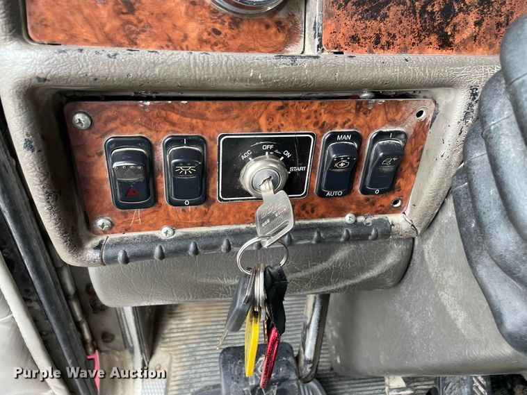 image for item JC9878 2006 Kenworth T800  semi truck