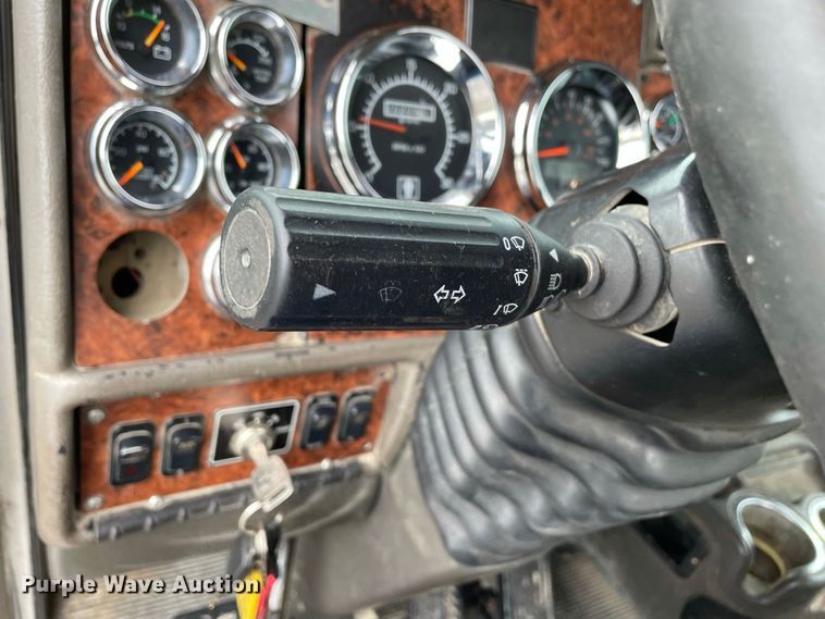 image for item JC9878 2006 Kenworth T800  semi truck