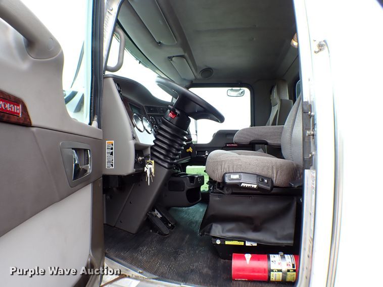 image for item JU9209 2018 Kenworth T370  rollback truck