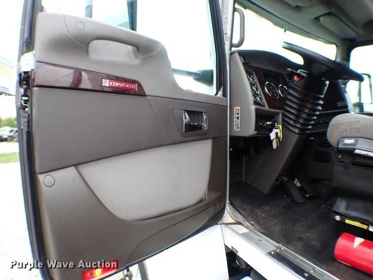 image for item JU9209 2018 Kenworth T370  rollback truck