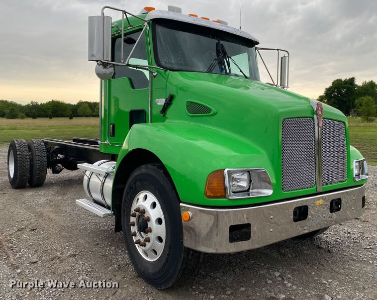 image for item JU9213 2007 Kenworth T300  truck cab and chassis