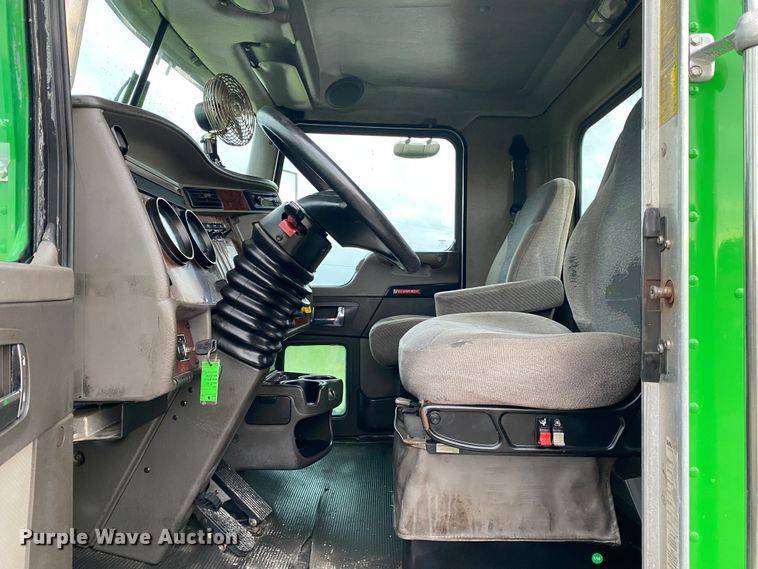 image for item JU9213 2007 Kenworth T300  truck cab and chassis