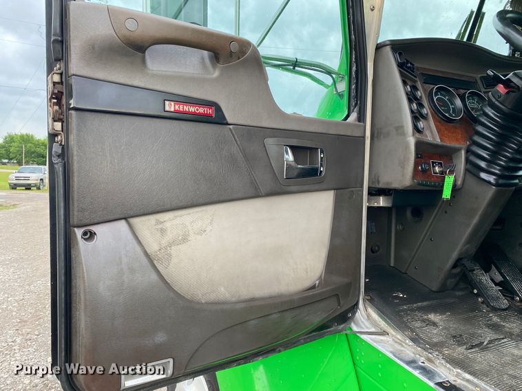 image for item JU9213 2007 Kenworth T300  truck cab and chassis