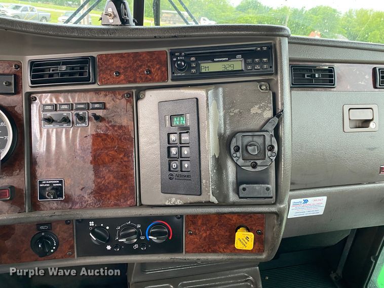 image for item JU9213 2007 Kenworth T300  truck cab and chassis