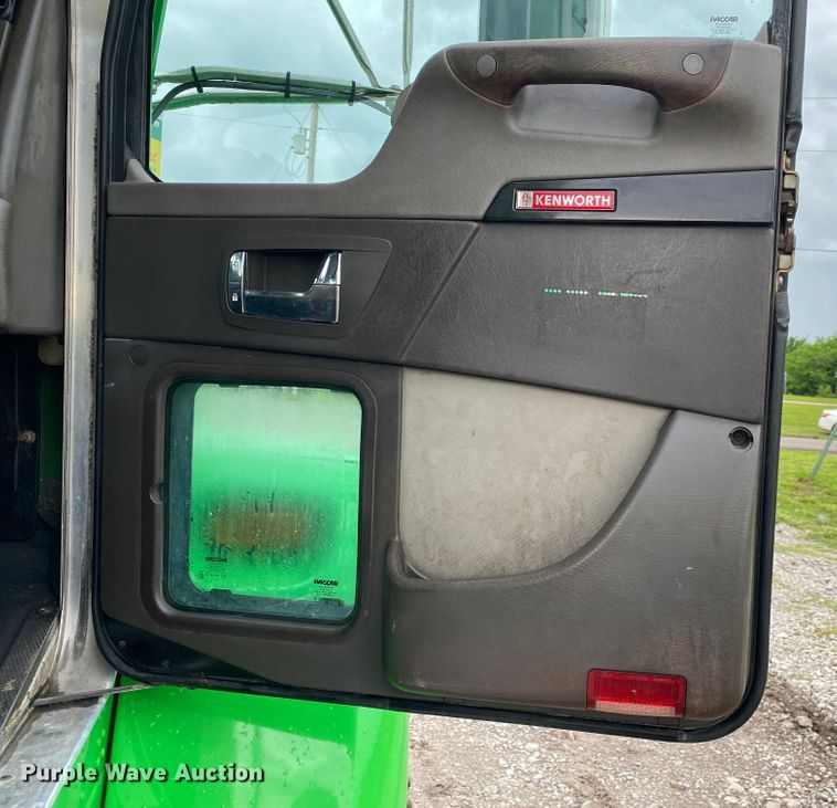 image for item JU9213 2007 Kenworth T300  truck cab and chassis