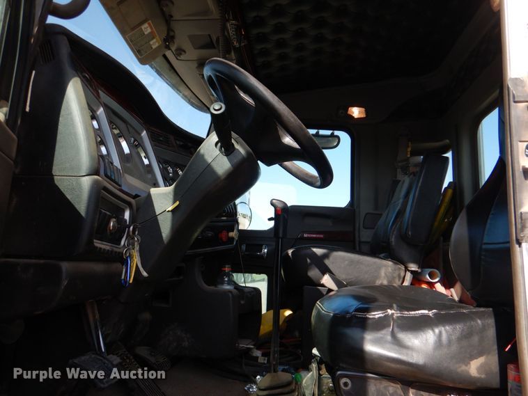 image for item KP9071 2009 Kenworth T800  semi truck