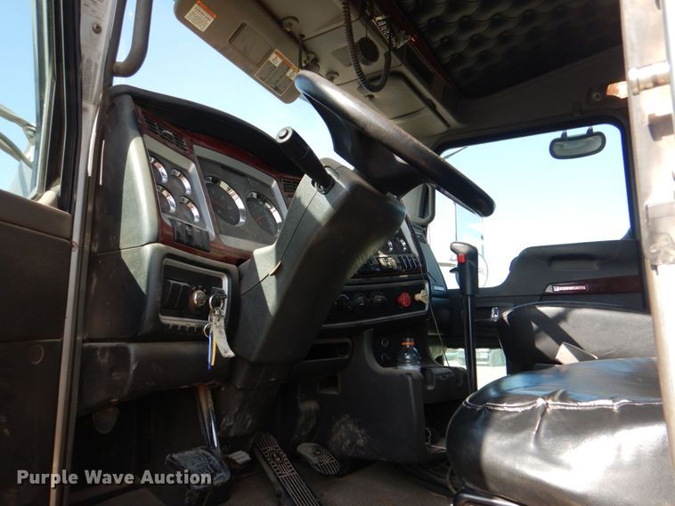 image for item KP9071 2009 Kenworth T800  semi truck