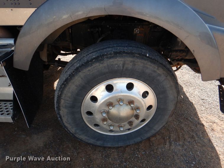 image for item KP9071 2009 Kenworth T800  semi truck