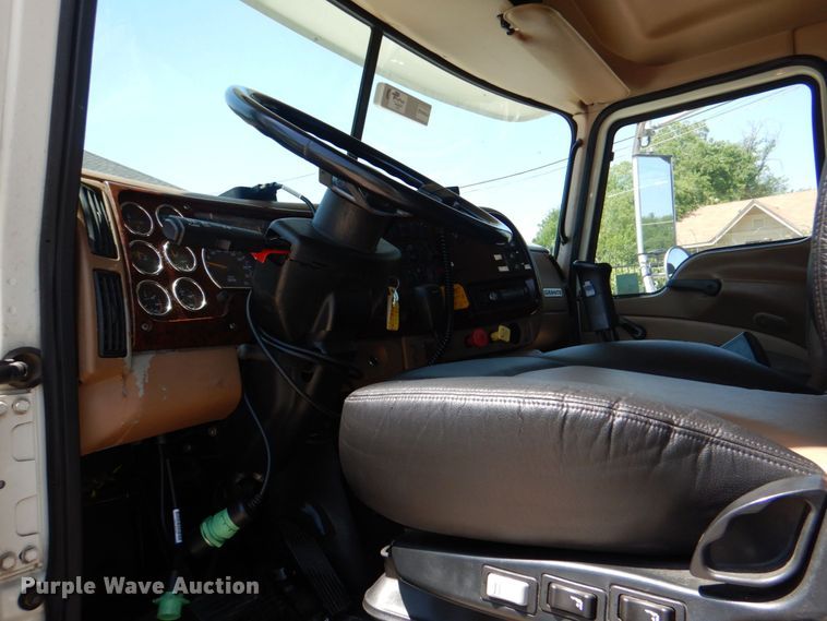 image for item KP9078 2006 Mack CV713  semi truck