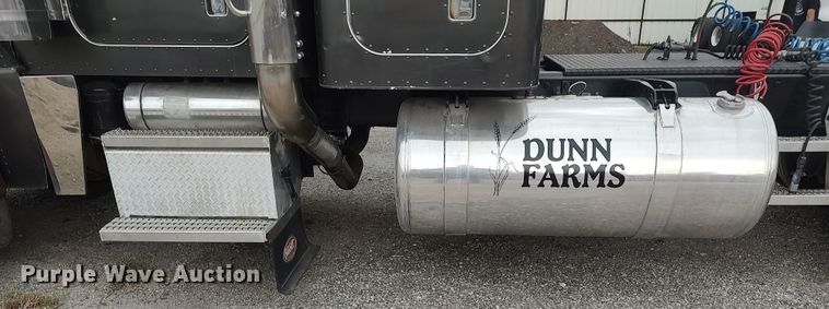 image for item MF9337 1990 Peterbilt 379  semi truck