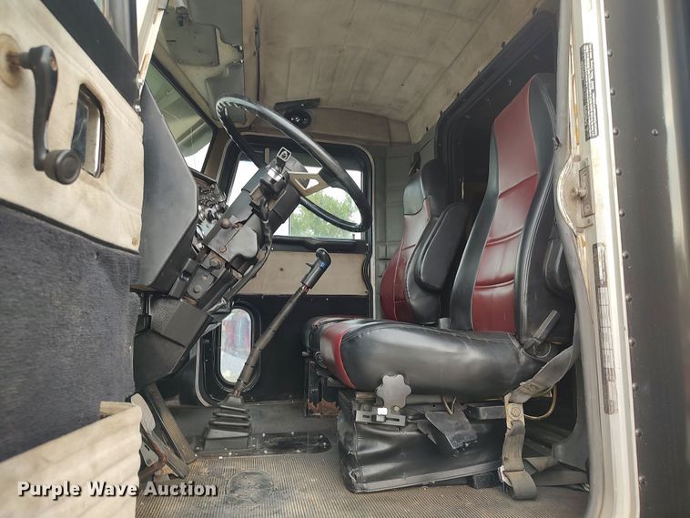 image for item MF9337 1990 Peterbilt 379  semi truck