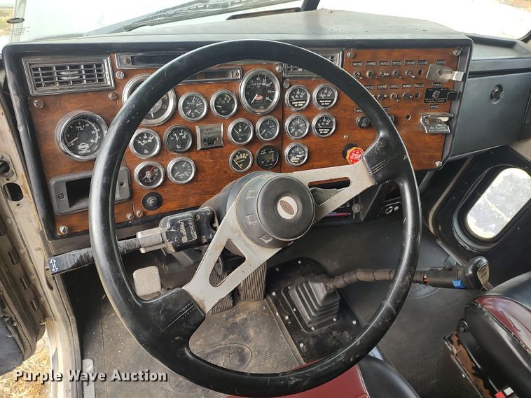 image for item MF9337 1990 Peterbilt 379  semi truck