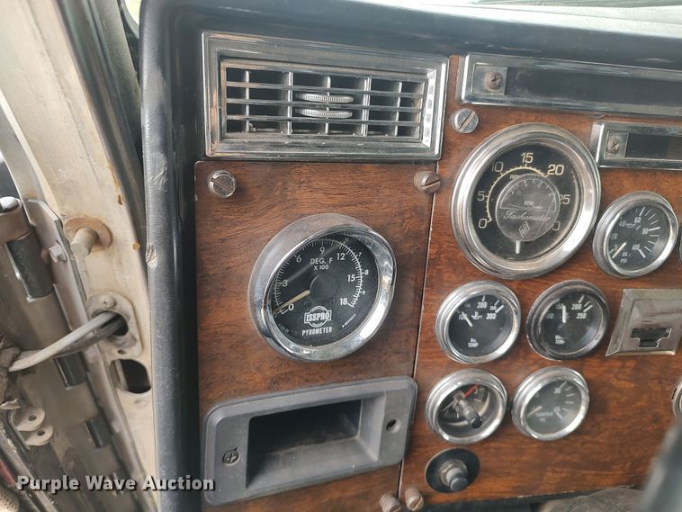 image for item MF9337 1990 Peterbilt 379  semi truck