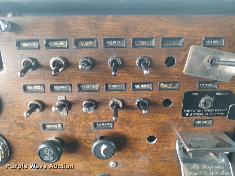 image for item MF9337 1990 Peterbilt 379  semi truck