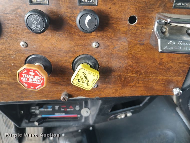 image for item MF9337 1990 Peterbilt 379  semi truck