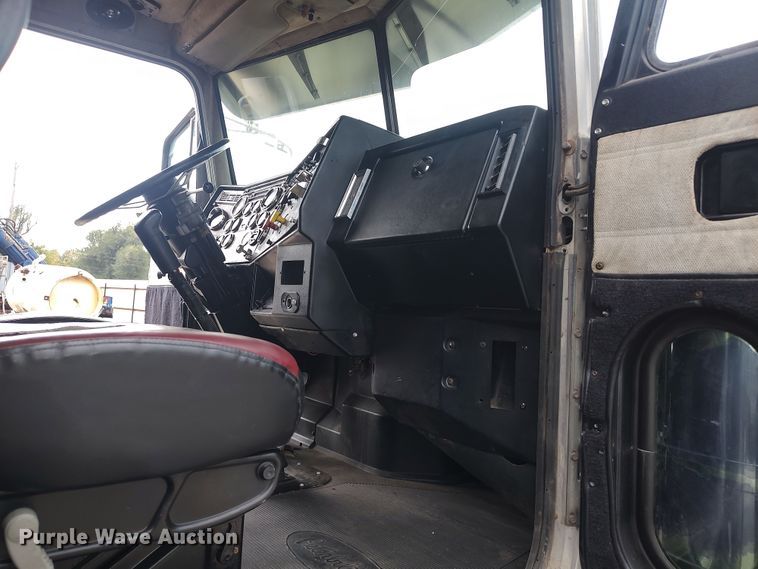 image for item MF9337 1990 Peterbilt 379  semi truck