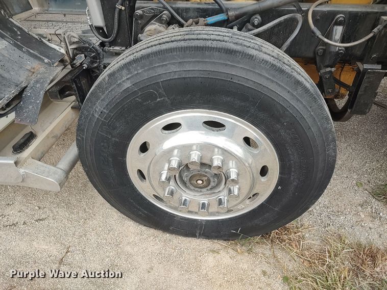 image for item MF9337 1990 Peterbilt 379  semi truck