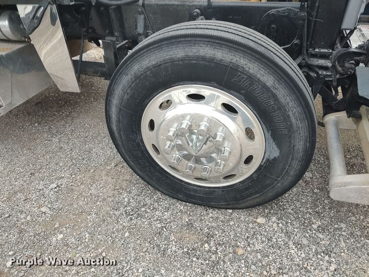 image for item MF9337 1990 Peterbilt 379  semi truck