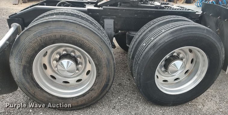 image for item MF9337 1990 Peterbilt 379  semi truck