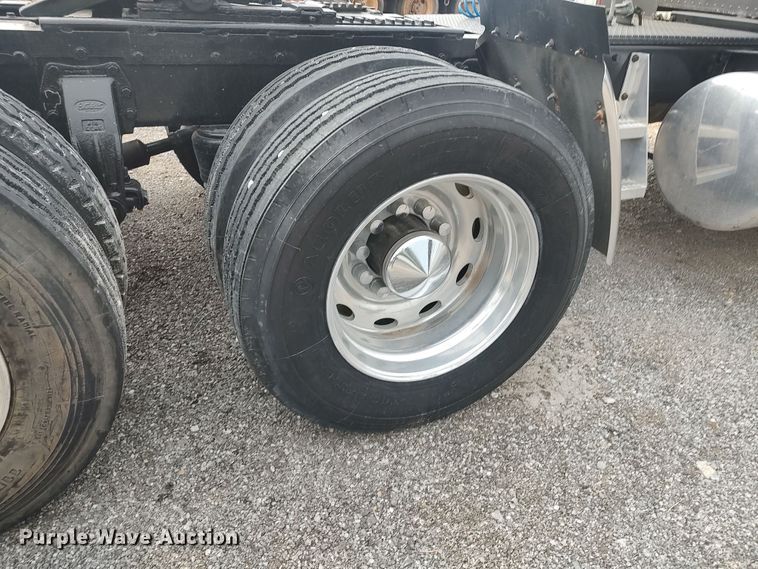 image for item MF9337 1990 Peterbilt 379  semi truck