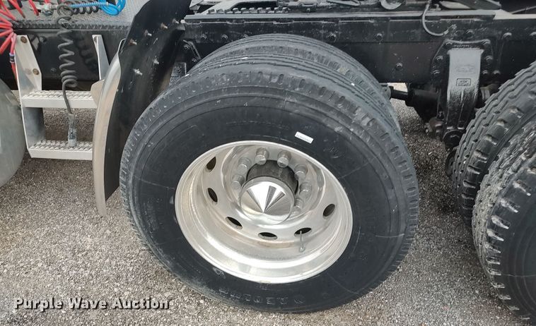 image for item MF9337 1990 Peterbilt 379  semi truck