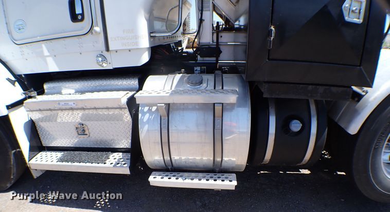 image for item MF9367 2014 Kenworth T800  semi truck