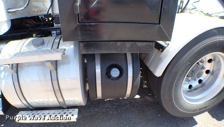 image for item MF9367 2014 Kenworth T800  semi truck