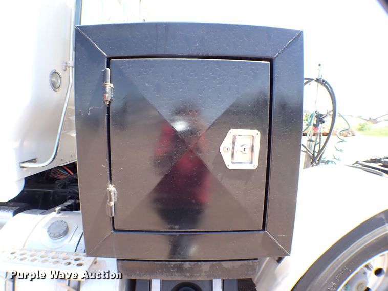 image for item MF9367 2014 Kenworth T800  semi truck