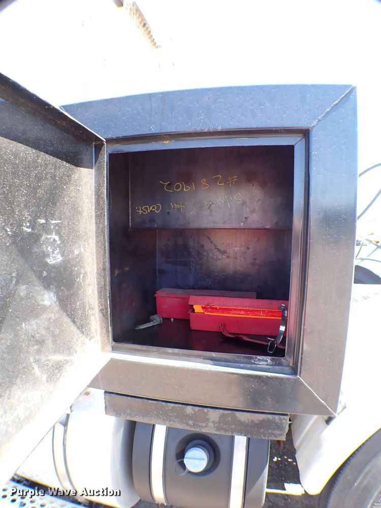 image for item MF9367 2014 Kenworth T800  semi truck