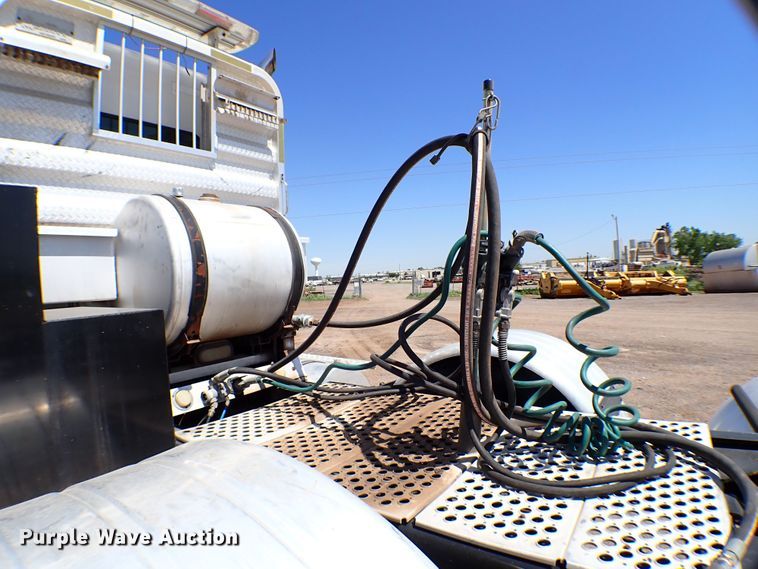 image for item MF9367 2014 Kenworth T800  semi truck