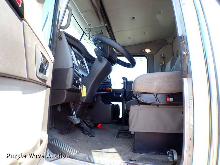 image for item MF9367 2014 Kenworth T800  semi truck