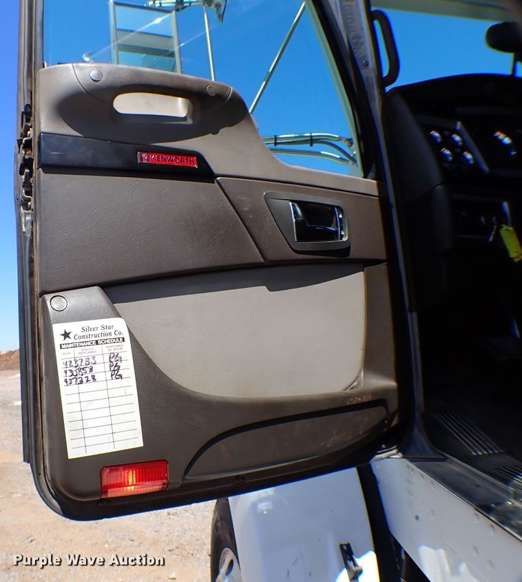 image for item MF9367 2014 Kenworth T800  semi truck