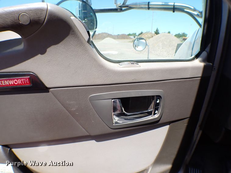 image for item MF9367 2014 Kenworth T800  semi truck